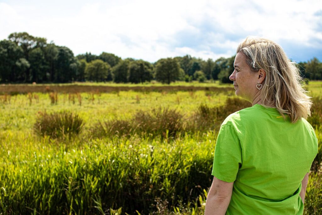 Agnes kijkt uit over een natuurgebied