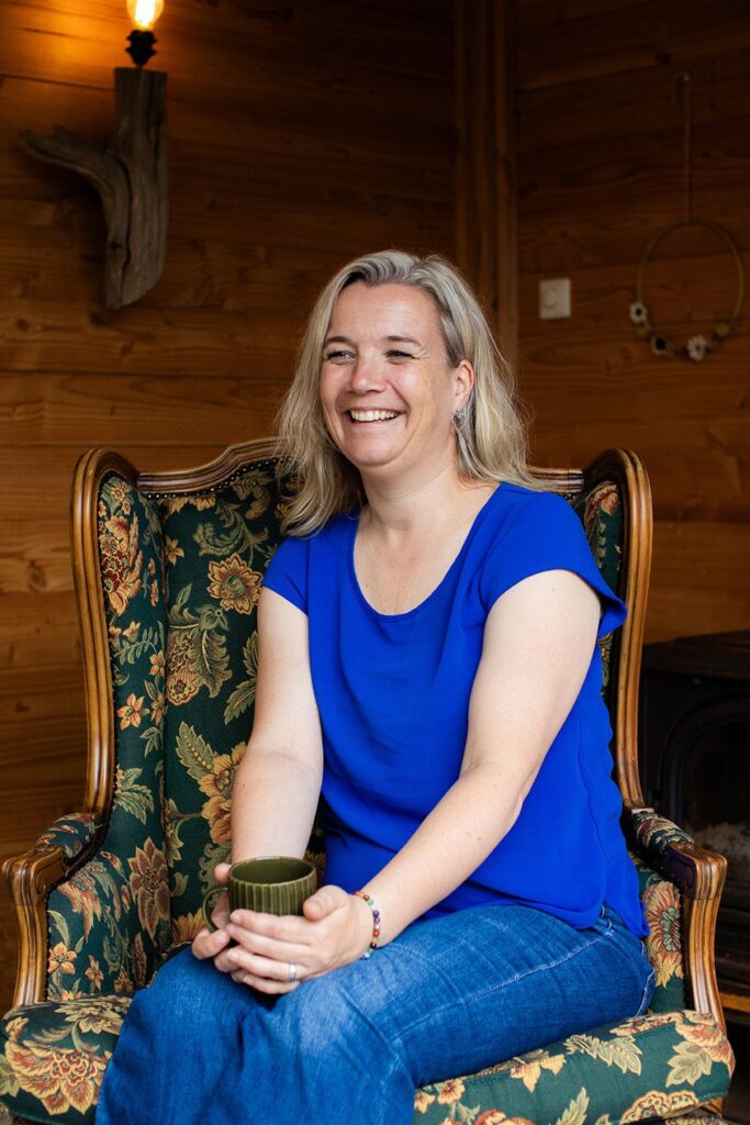 Agnes ten Hof-Danhof van PuurAgnes, lachend in een fauteuil met een kop thee