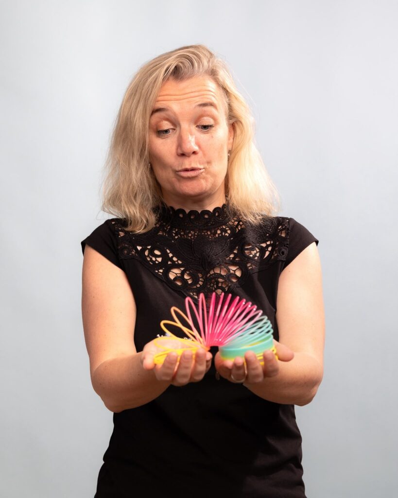 Agnes ten Hof-Danhof met een regenboogveer in haar handen